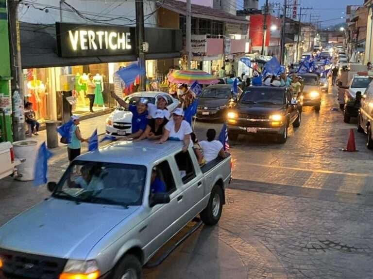 Cierra campaña con una caravana de autos