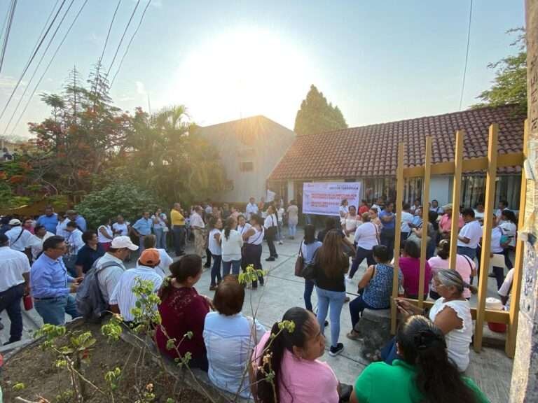 Se manifiestan maestros en el ISSSTE Tantoyuca