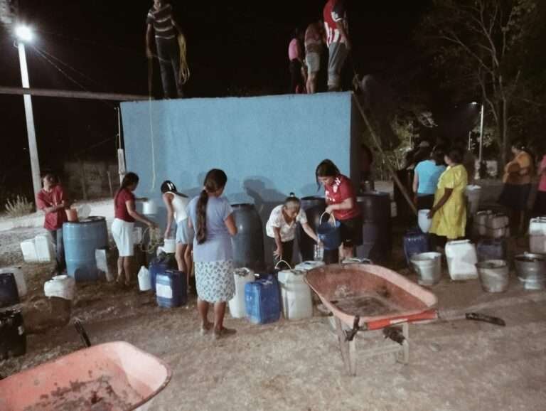 Ayuntamiento lleva pipas de agua a las comunidades