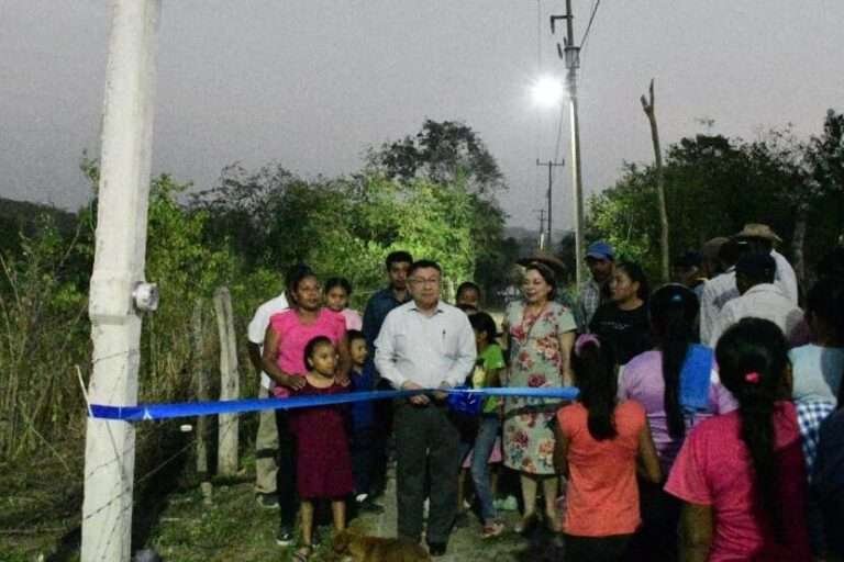 Inaugura JGA ampliación de red eléctrica en Tres Palmas, Laja segunda