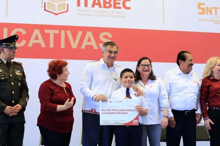 Entrega Américo becas que benefician a 54 mil estudiantes de Tamaulipas
