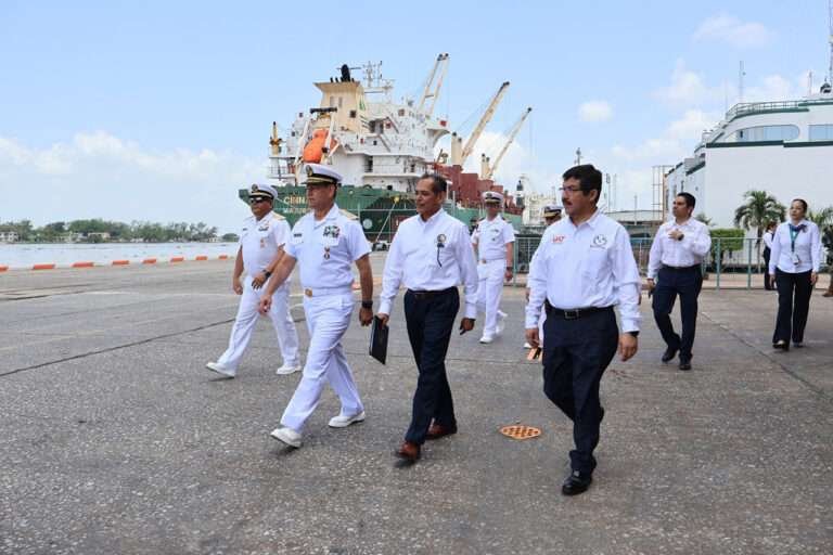 Entrega Marina buque a la UAT