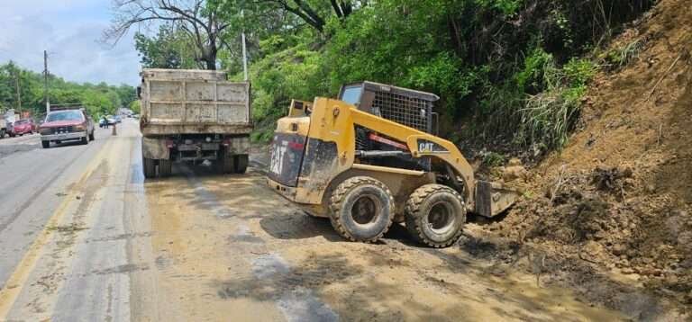 Personal de obras públicas limpia cunetas para evitar anegamientos
