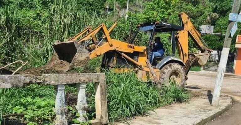 Realizan limpieza de drenes pluviales