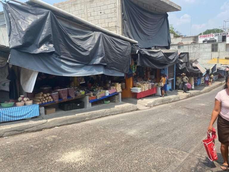 Lonas de tianguistas pueden tapar coladeras y ocasionar inundaciones