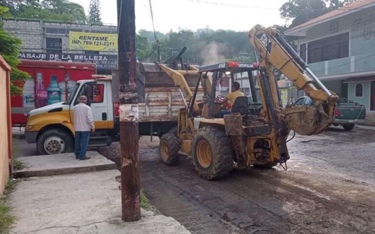 Continúan labores de saneamiento en calles