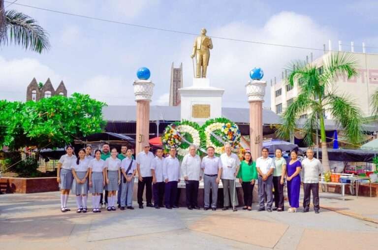 Depositaron ofrenda floral en el monumento a Benito Juárez García.