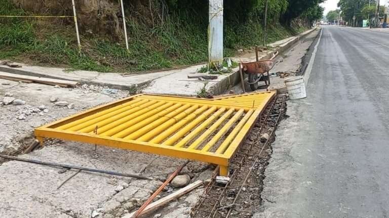 Trabaja Ayuntamiento en el mejoramiento de rejillas