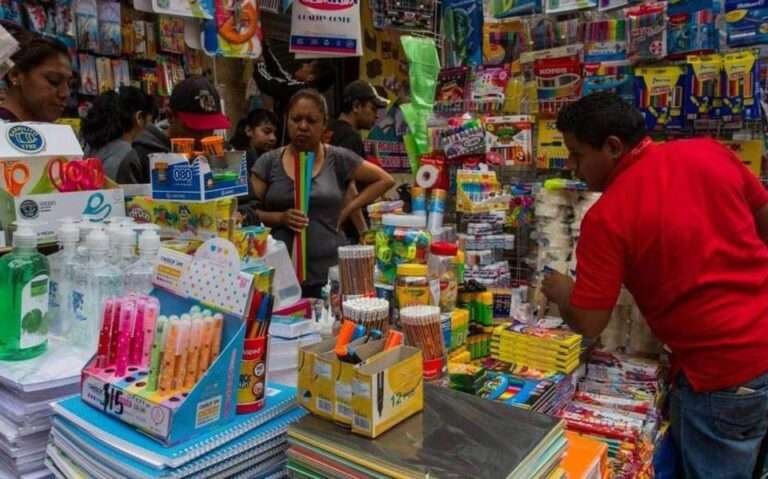 Padres de familia acuden a préstamos y empeños para hacer frente al regreso clases