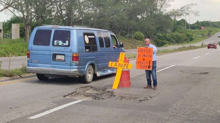 Ciudadano «crucifica» enorme bache en la carretera Tampico Túxpam
