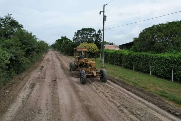Continúan trabajos de rehabilitación de caminos rurales en Pánuco