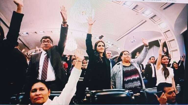 ECONOMÍA SIGUE A LA BAJA