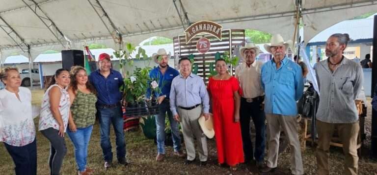 Asiste la clausura del tianguis ganadero
