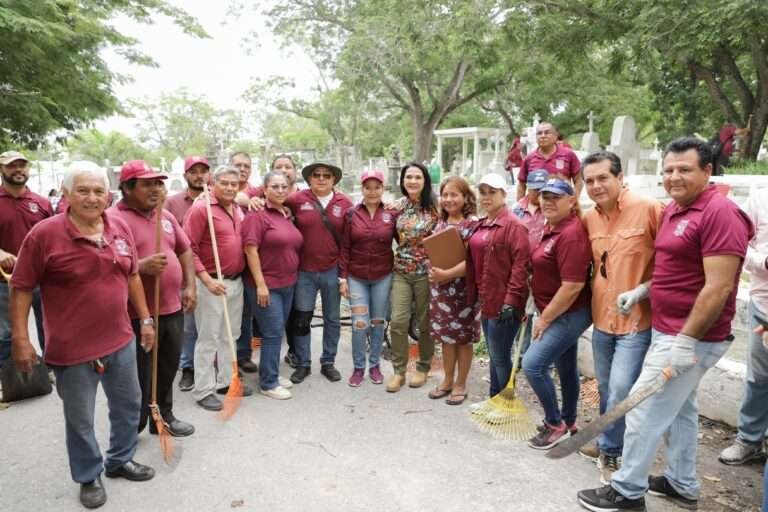 Encabeza Mónica Villarreal Jornada de Limpieza en el Panteon Municipal
