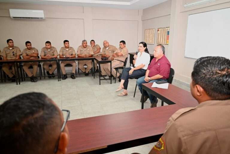 Reafirma Mónica Villarreal Compromiso con el Heroico Cuerpo de Bomberos