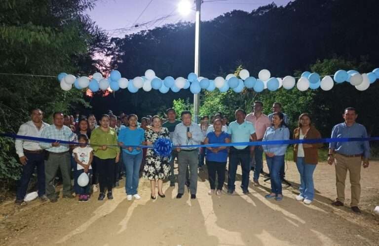 Gobierno municipal atiende necesidades de la población rehabilitando los caminos rurales.