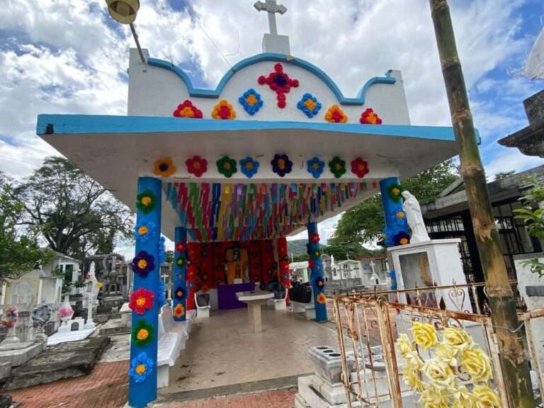 Continúan arreglando el panteón municipal para Xantolo