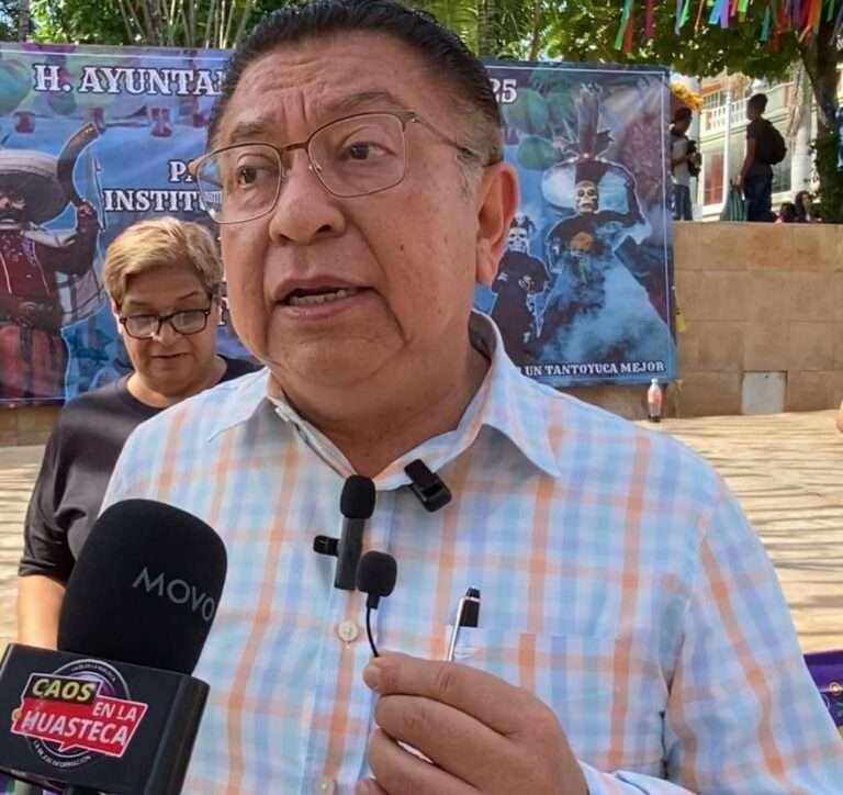 Se presentan alumnos de las escuelas en la tarima