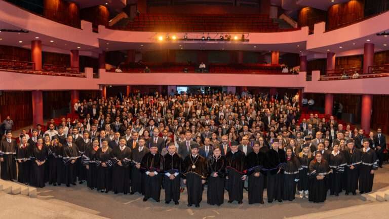 Entrega Dámaso Anaya reconocimientos al mérito universitario 2024