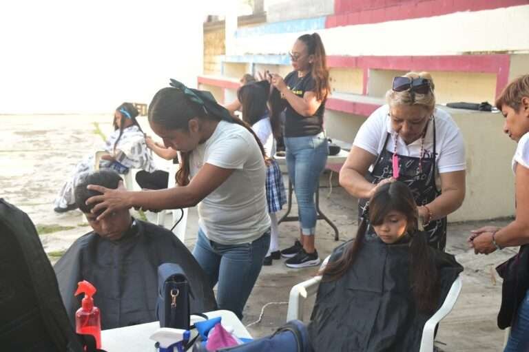 Realiza DIF Tampico Jornada de Corte de Cabello en Escuela Primaria