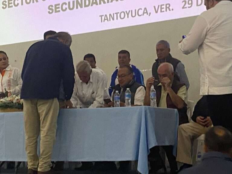 En Tantoyuca reinstalan a docentes cesados por la SEV