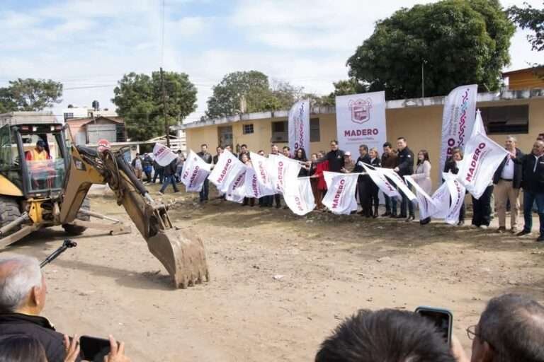 Arranca Erasmo González Robledo obra de pavimentación en la Colonia Lucio Blanco