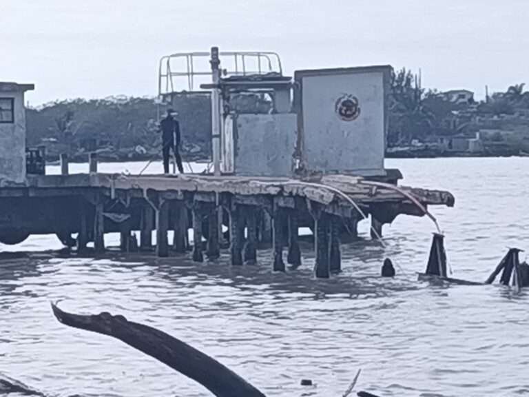 Mar de Fondo Parte en Dos Muelle de Pilotos de la Semar