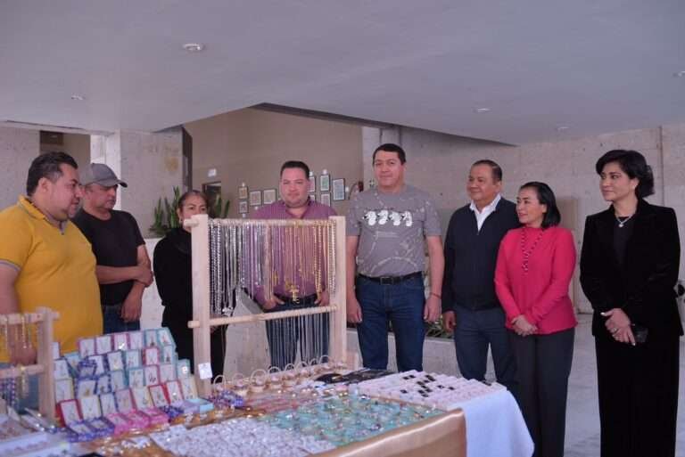 Exhiben en el Congreso del Estado artesanías de la región de Coatepec