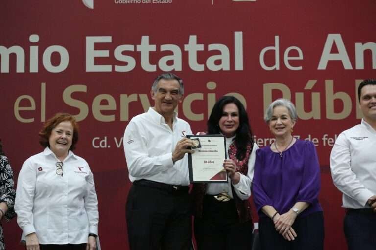 Entrega Américo Premio Estatal de Antigüedad en el Servicio Público 2024