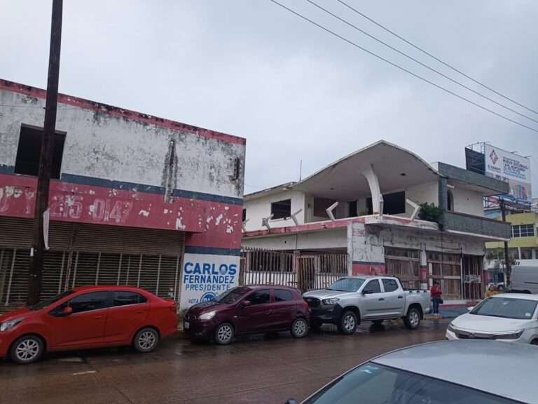 Barda de antigua maderería está a punto de caer en el centro de Madero