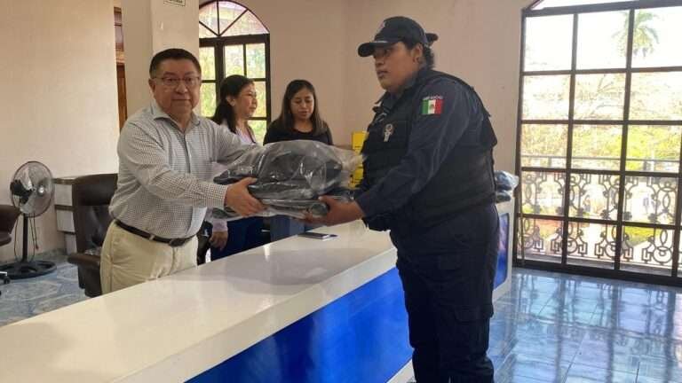 Dota gobierno Municipal de uniformes a elementos de la policía en Tantoyuca