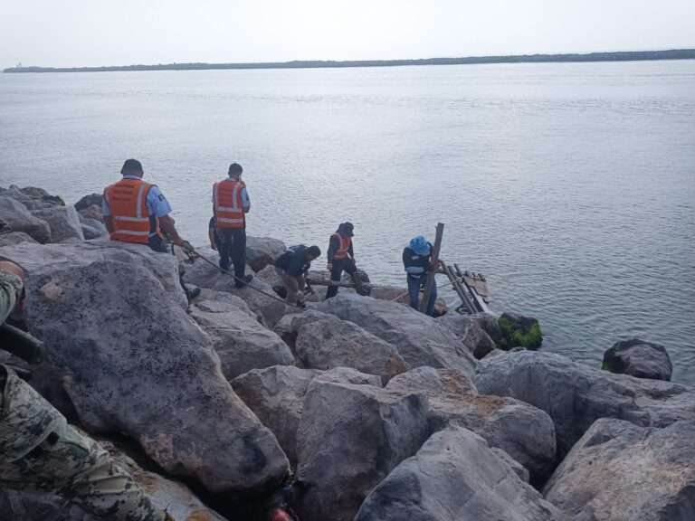 Retiran plataformas de pesca de la escollera de Miramar