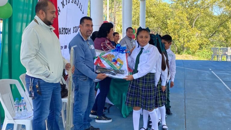 Fomentan los símbolos patrios y la lengua materna