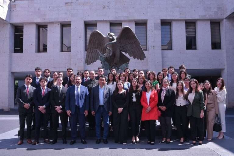 Atiende presidente de la Jucopo a estudiantes de Derecho