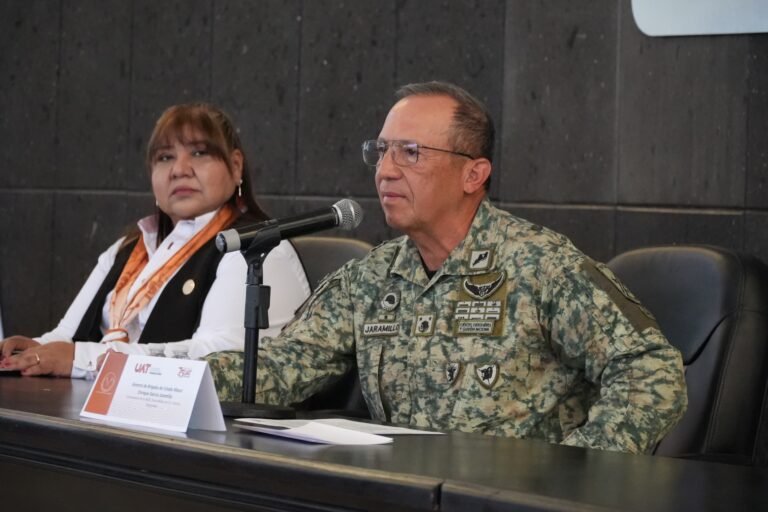 El Gral. Enrique García Jaramillo da conferencia en la UAT sobre seguridad nacional