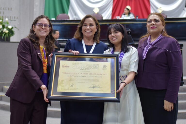 Entrega Congreso de Veracruz Premio Estatal de la Mujer a la mejor estudiante del mundo