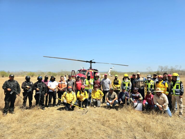 Refuerza con helicóptero el Gobernador Américo Villarreal el combate a incendios en González