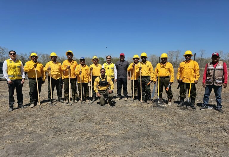 Trabajo en equipo logra sofocar a un 80% incendio en González