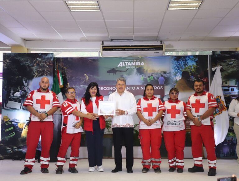 Reconoce Armando Martínez a héroes que combatieron incendio