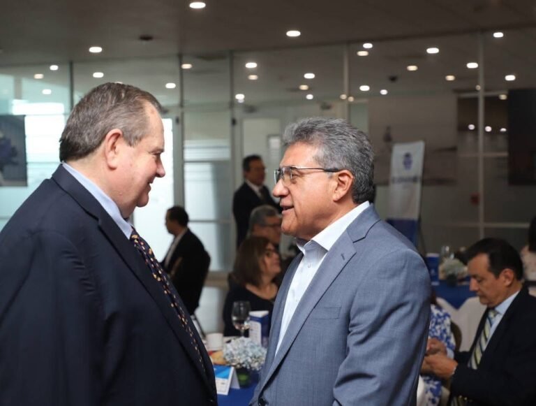 Fortalece Armando Martínez colaboración con la iniciativa privada