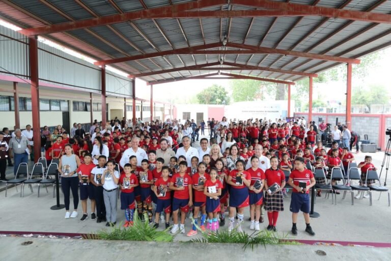 Pone en marcha Américo campaña de vacunación en escuelas y entrega tabletas a niñas y niños