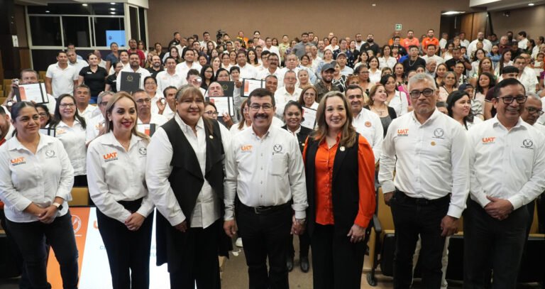 Entrega el rector Dámaso Anaya reconocimientos a jubilados del SUTUAT
