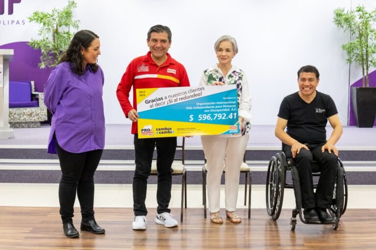 Atestigua María de Villarreal entrega de donativo de la campaña de redondeo de Oxxo en Tamaulipas