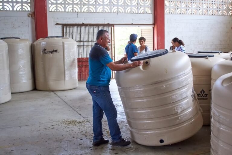 Entregan Rotoplas para paliar sequía en Platón Sánchez