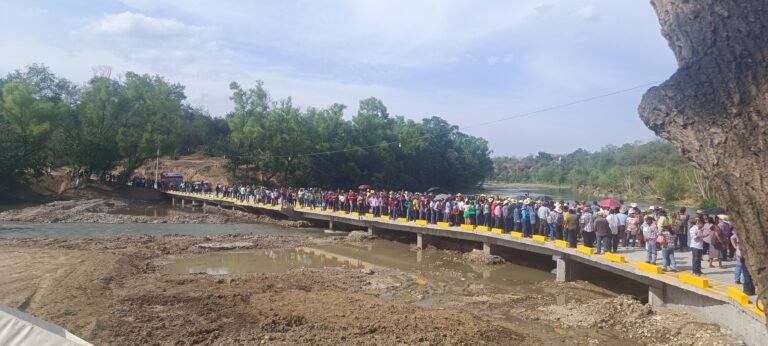 Entrega el alcalde Néstor Rodolfo Rivera Pérez puente-vado sobre el río Tempoal