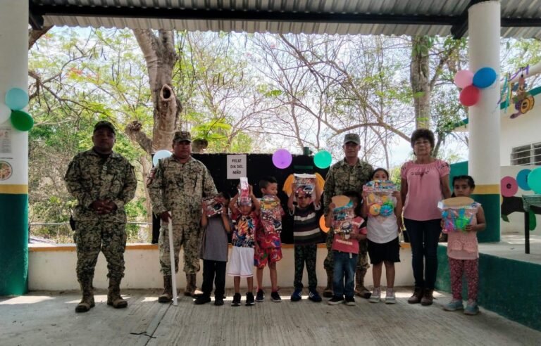 Ejército Mexicano entrega Dulces y juguetes en el Día del Niño