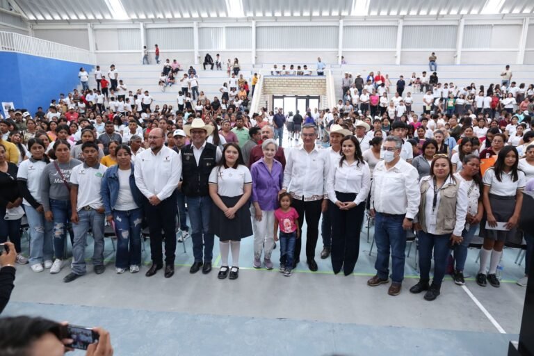 Atestigua Américo entrega de becas y destaca apoyo de la presidenta Claudia