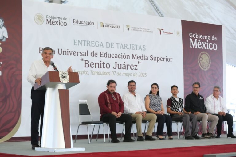 Entrega gobernador a estudiantes de la zona sur becas federales “Benito Juárez”