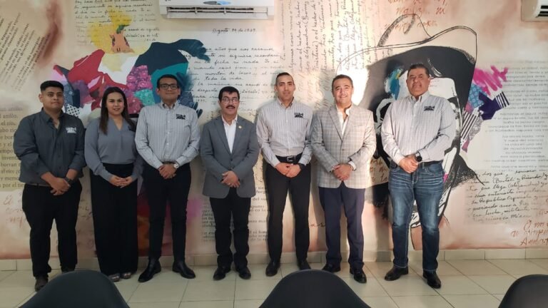 Entrega rector de la UAT equipamiento a universitarios de Nuevo Laredo