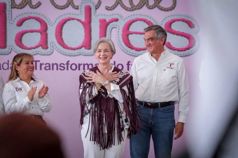 Cumplen Américo y María de Villarreal a las familias de Jaumave